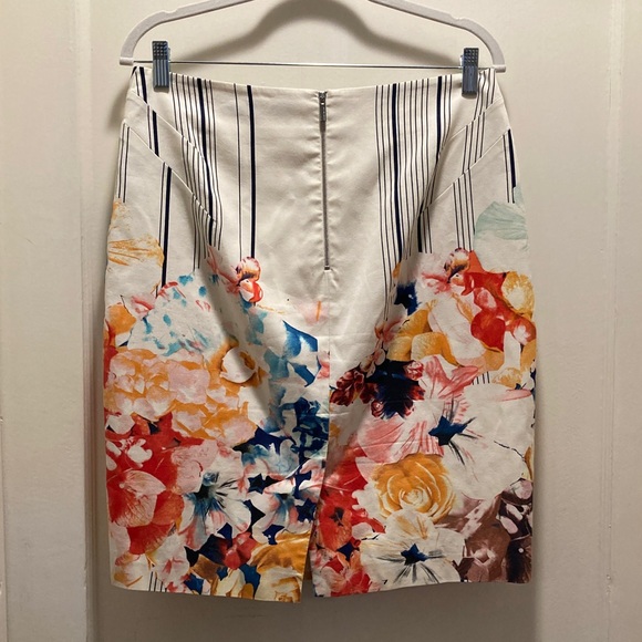 Karen Millen White Floral Pencil Skirt, size 10 gorgeous fabric and lined - Picture 3 of 10